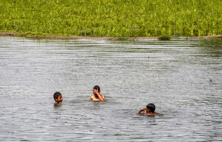 दमोह: घर के पास पानी से भरे गड्ढे में मिलीं दो लापता बच्चियां, जांच में जुटी पुलिस