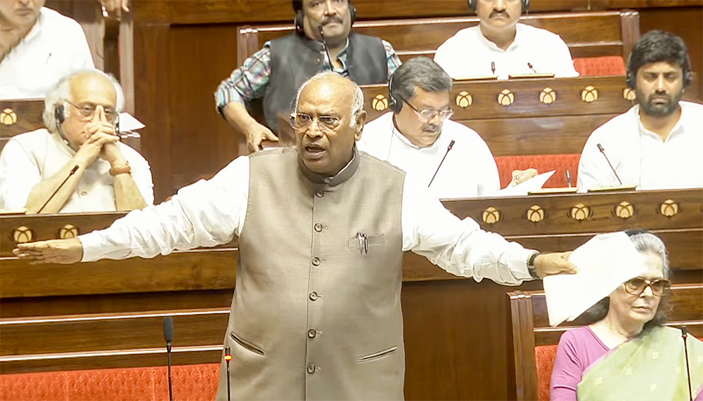 खड़गे के बयान पर संसद में हंगामा: भाजपा ने 'अपमानजनक भाषा' का आरोप लगाया, विपक्ष ने किया बचाव