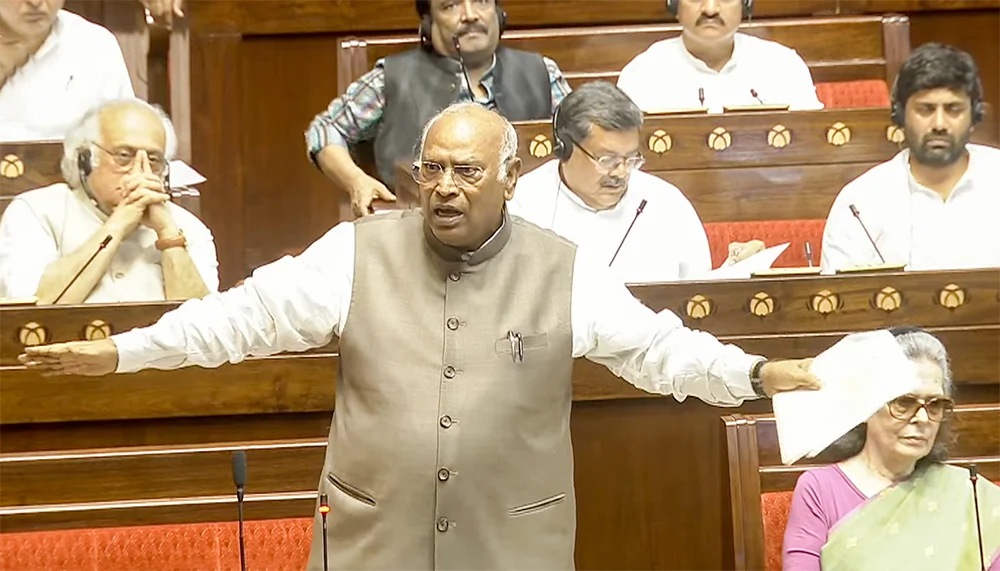 खड़गे के बयान पर संसद में हंगामा: भाजपा ने 'अपमानजनक भाषा' का आरोप लगाया, विपक्ष ने किया बचाव