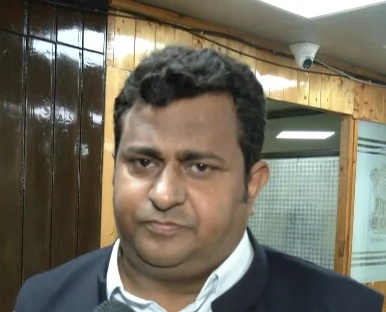 जम्मू-कश्मीर विधानसभा में राज्य के दर्जे पर हंगामा, BJP-कांग्रेस के 4 विधायक सदन से बाहर किए गए