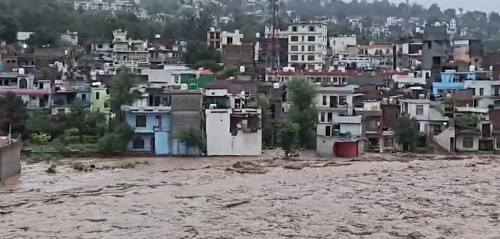 जम्मू-कश्मीर: बारिश और बाढ़ से प्रभावित परिवारों को 6-6 लाख रुपये की मदद, उपराज्यपाल ने की स्थिति की समीक्षा