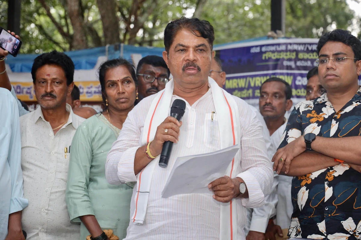 कर्नाटक में 'हनी ट्रैप' के आरोपों पर सियासी घमासान, विपक्ष ने CM शिवकुमार से मांगा सबूत और जांच