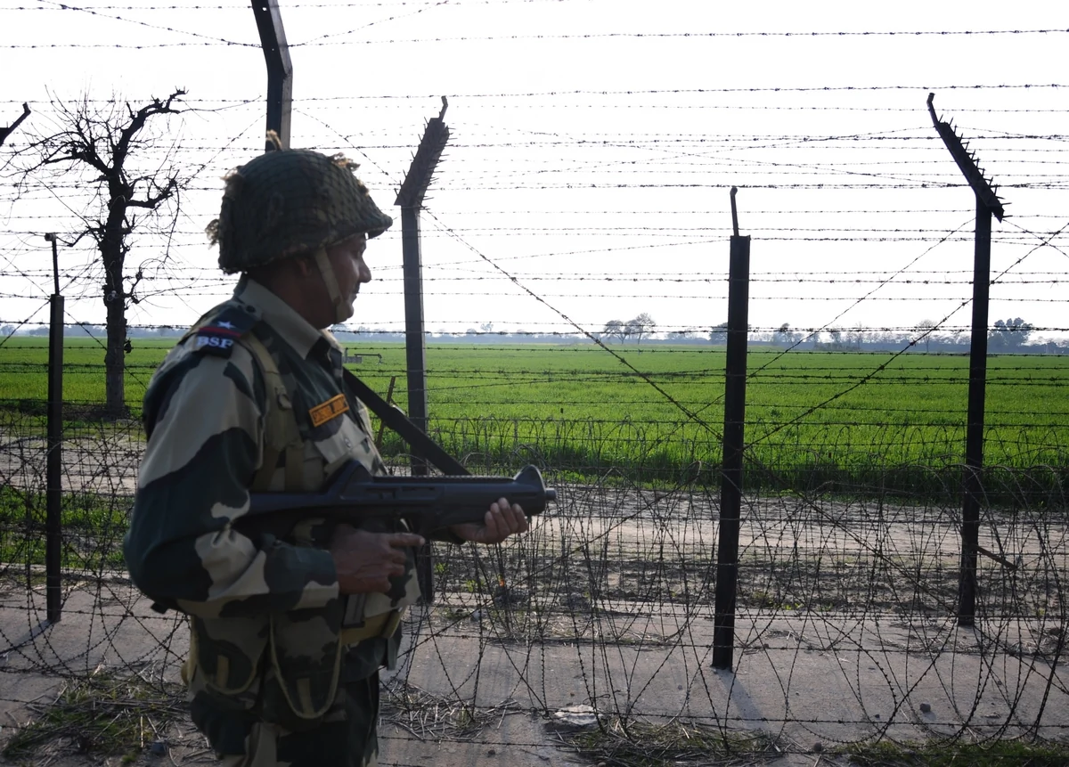 पंजाब: तरनतारन में आधी रात को बॉर्डर पर घुसपैठ की कोशिश, BSF ने दो पाकिस्तानी ढेर किए
