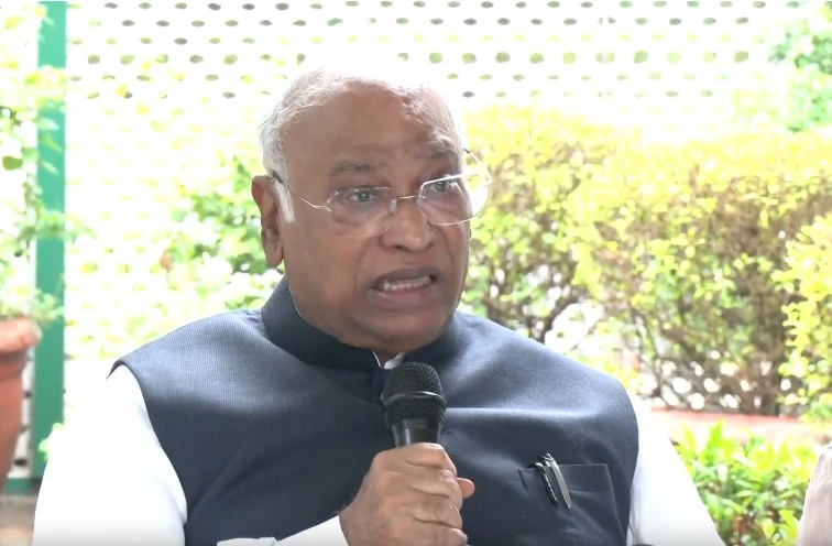 छात्रों पर कार्रवाई: मल्लिकार्जुन खड़गे ने की पीएम से माफी की मांग, बोले- गृह मंत्री संसद में जवाब दें