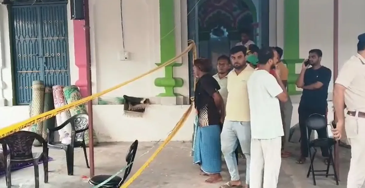 गोपालगंज: मस्जिद में मौलवी की चाकू से गोदकर हत्या, अज़ान न होने पर खुला राज़