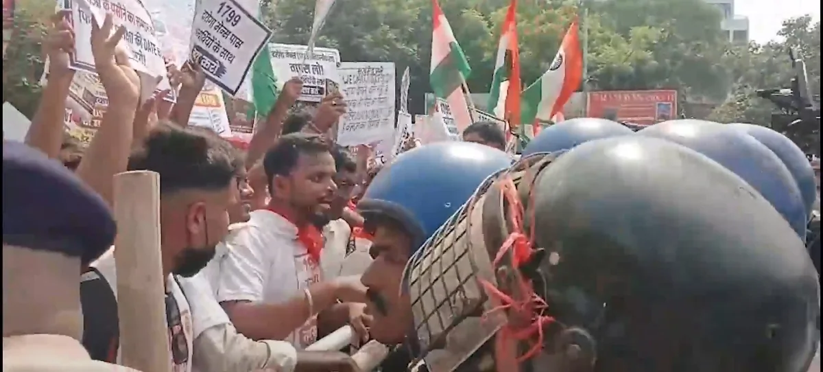 पटना: दारोगा बहाली परीक्षा रद्द होने पर भड़के अभ्यर्थी, सड़कों पर उतरकर किया जोरदार प्रदर्शन