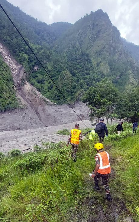 नेपाल बाढ़: 11 दिन बाद हाइड्रोपावर सुरंग से चीनी नागरिक और घर के मलबे से महिला को ज़िंदा निकाला गया