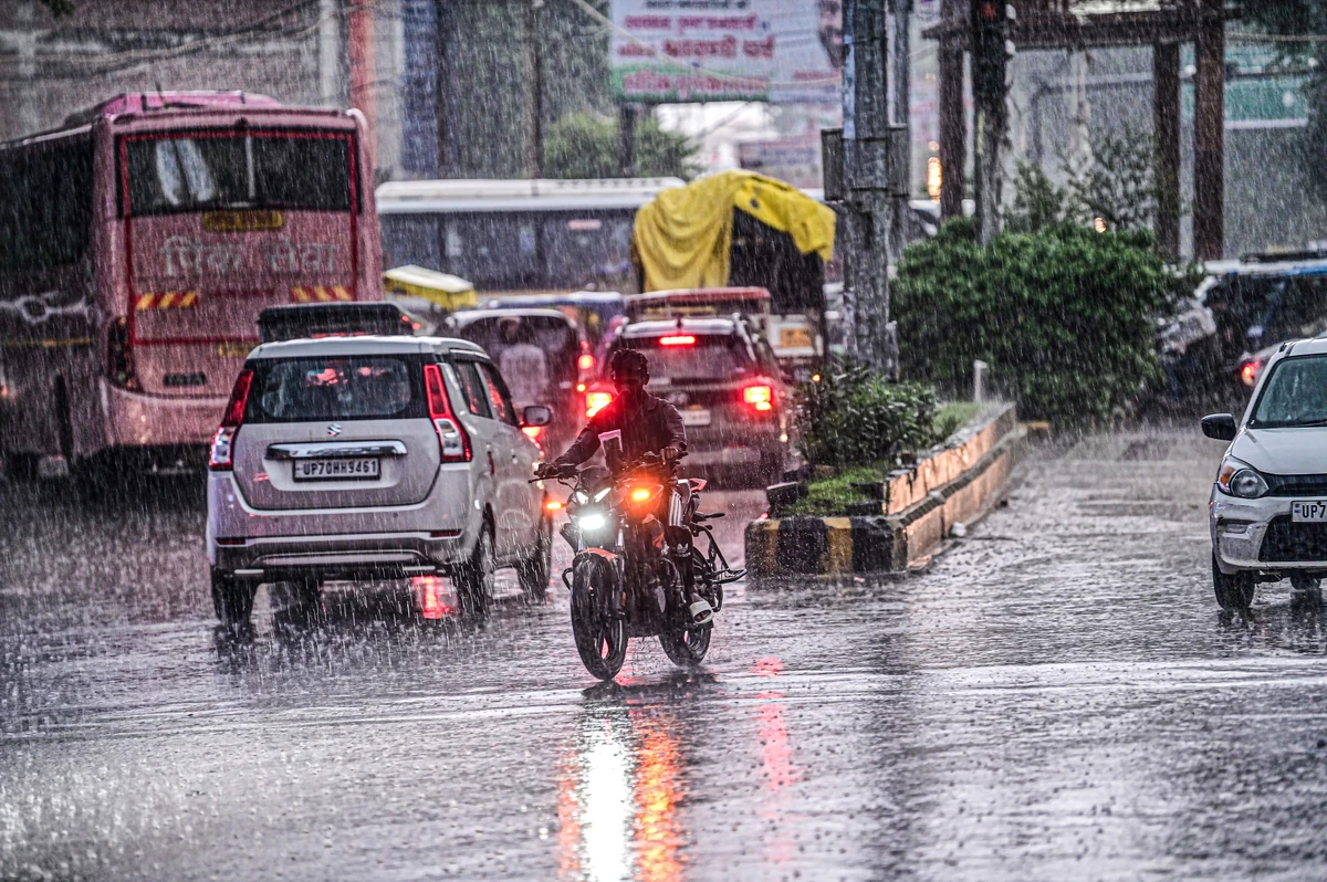 देश में मौसम का मिजाज: ओडिशा-बंगाल में रेड अलर्ट, दिल्ली-NCR को अगले कुछ दिन राहत