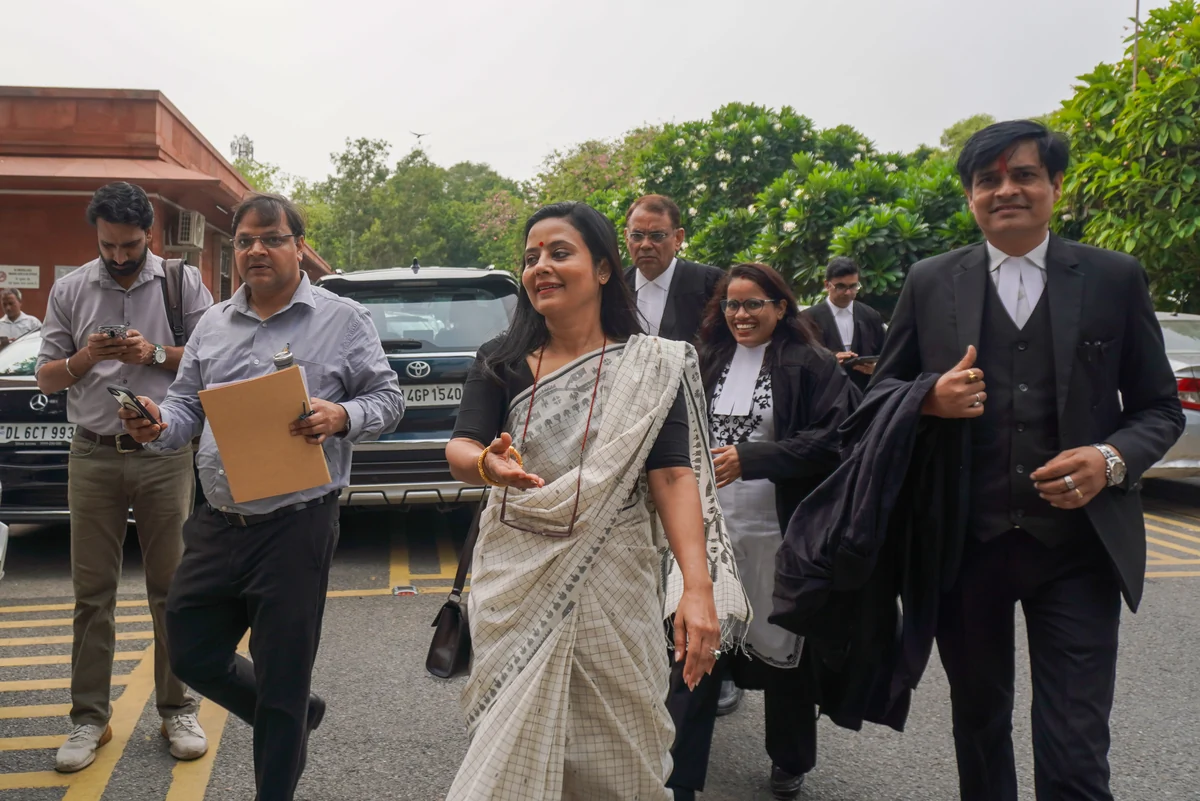 विदेशी निवेशकों की जानकारी सार्वजनिक करने की माँग, सुप्रीम कोर्ट ने महुआ मोइत्रा की याचिका ख़ारिज की