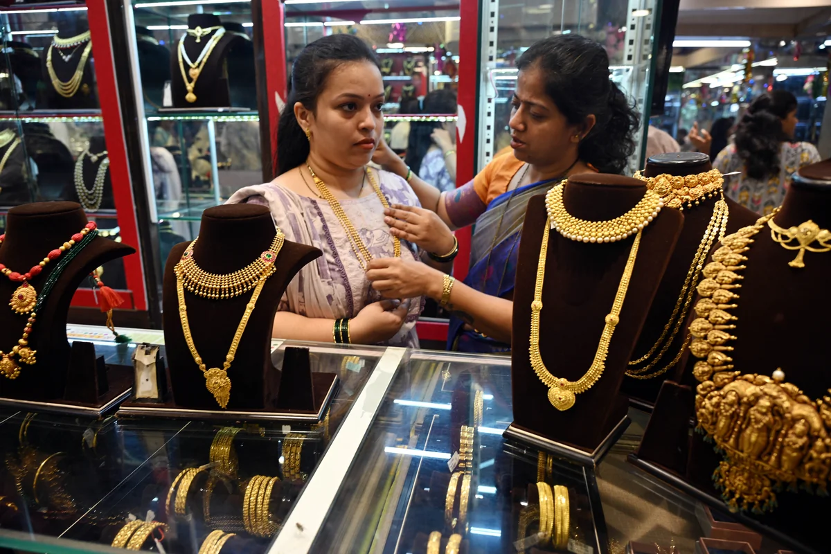 वैश्विक तनाव और ब्याज दरों की चिंता में सोना-चांदी धड़ाम, जून के बाद गोल्ड का सबसे बुरा हफ्ता