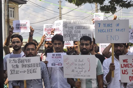 जम्मू-कश्मीर: स्टाइपेंड बढ़ाने के लिए लिखित आदेश की मांग, मेडिकल इंटर्न भूख हड़ताल पर बैठे