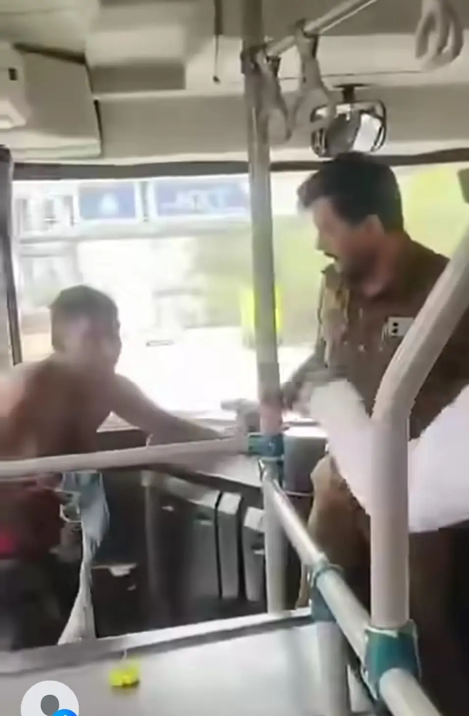 बेंगलुरु: BMTC बस में महिला से छेड़छाड़, ड्राइवर ने आरोपी को पकड़कर पीटा, वीडियो वायरल