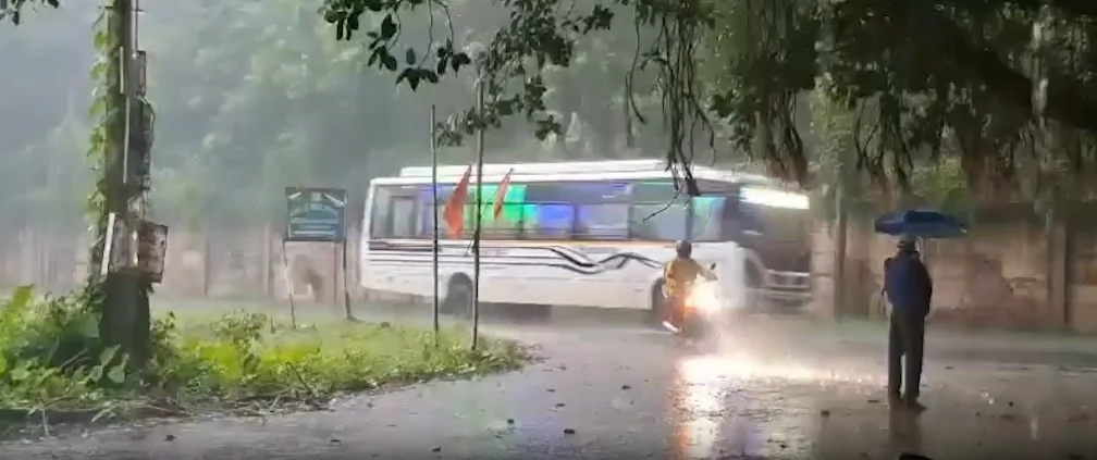 बंगाल में मौसम का मिजाज बदला, अगले 24 घंटों में 5 जिलों में भारी बारिश का अलर्ट जारी