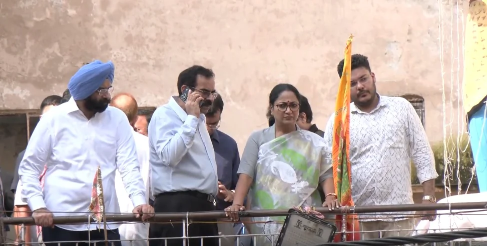 सत्य निकेतन इमारत हादसा: CM रेखा गुप्ता का ऐलान, लापरवाह अफ़सरों पर होगी कड़ी कार्रवाई