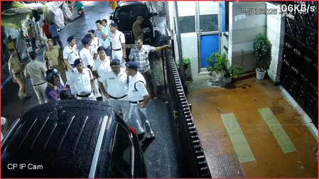 ममता बनर्जी के घर के बाहर भारी पुलिस बल, TMC ने इसे 'डराने की कोशिश' बताया