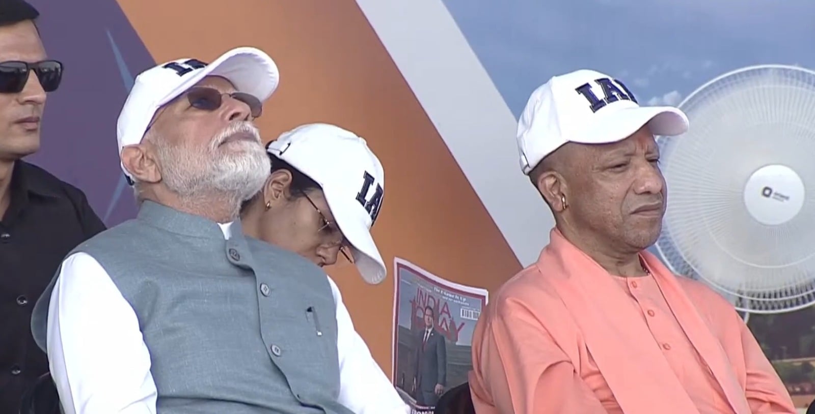 काशी: गंगा के ऊपर वायुसेना का हैरतअंगेज प्रदर्शन, राफेल की गर्जना के साक्षी बने पीएम मोदी