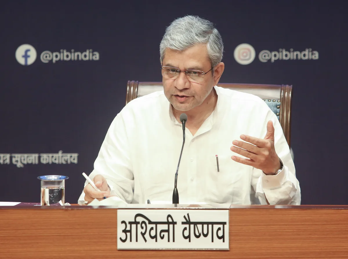 चक्रवात 'अर्नब': रेल मंत्री ने की स्थिति की समीक्षा, आंध्र प्रदेश से लेकर उत्तर प्रदेश तक प्रशासन अलर्ट