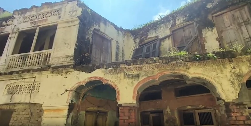 अयोध्या: 80 जर्जर इमारतों पर नगर निगम की बड़ी कार्रवाई, खाली करने के नोटिस जारी