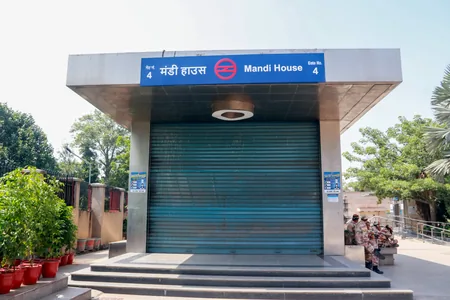 दिल्ली प्रदर्शन: मेट्रो पर पूरी पाबंदी नहीं लगेगी, सुप्रीम कोर्ट ने कहा - सेवाएं नियंत्रित रूप से जारी रखें