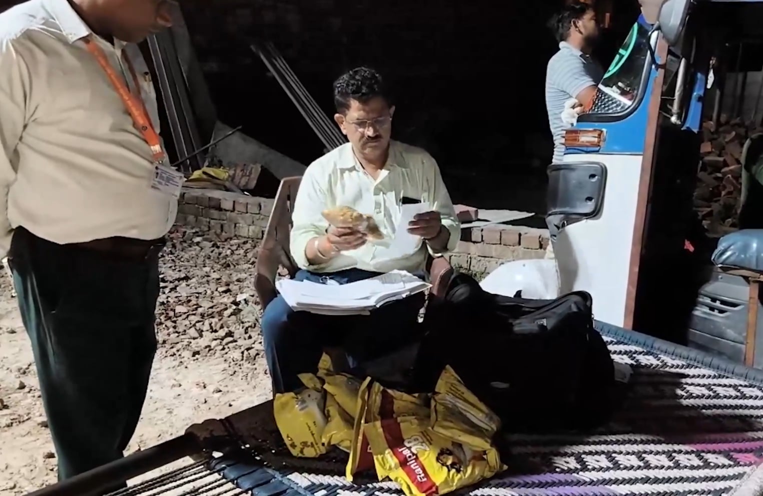 एटा: डेयरी पर छापे में 10 क्विंटल मिलावटी पनीर ज़ब्त, जेसीबी से गड्ढा खोदकर किया नष्ट