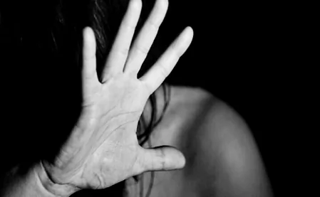 दिल्ली: 13 साल की बेटी से यौन उत्पीड़न का आरोप, फरार पिता की तलाश में जुटी पुलिस