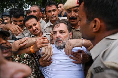 पीएम आवास के पास विपक्ष का प्रदर्शन: राहुल-अखिलेश हिरासत में, शिक्षा मंत्री के इस्तीफे पर अड़ा विपक्ष