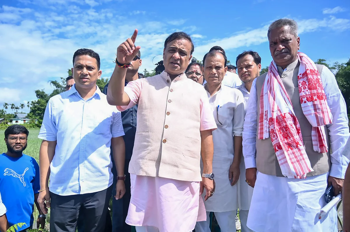 असम में बाढ़ पीड़ितों के लिए नई पुनर्वास योजना: घर, आजीविका और शिक्षा पर सरकार का ध्यान केंद्रित