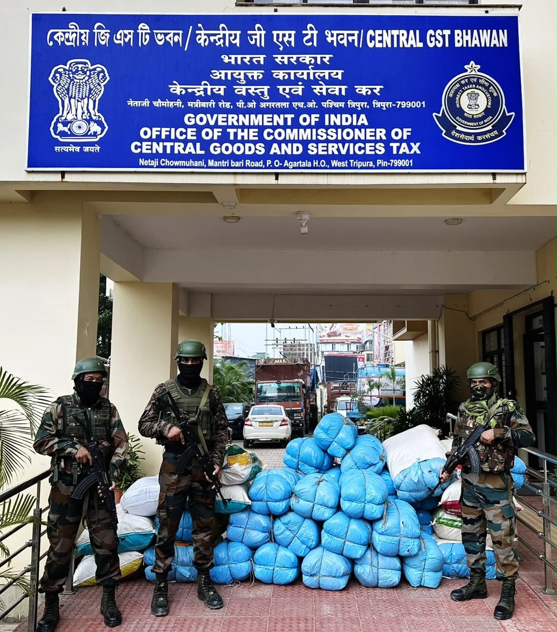 त्रिपुरा: सुरक्षाबलों ने ₹25 लाख का गांजा जब्त किया, तस्कर वाहन छोड़कर फरार