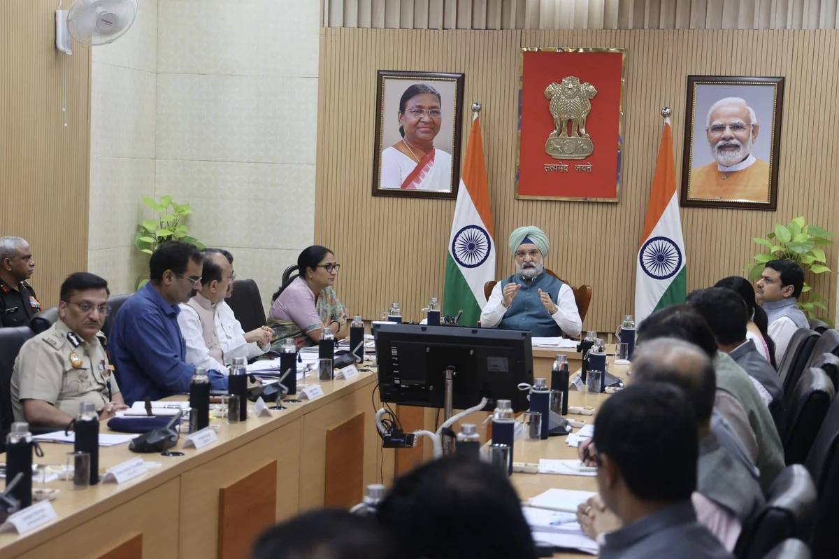 दिल्ली: मानसून की तैयारियों पर LG सख्त, बोले - लापरवाही पर अधिकारी होंगे जवाबदेह