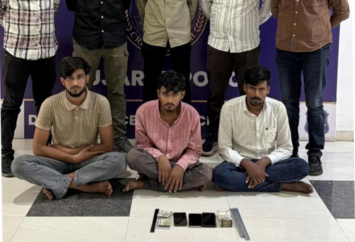 गुजरात: एटीएम में एल्युमीनियम पट्टी फंसाकर करते थे चोरी, उत्तर प्रदेश के तीन युवक राजकोट से गिरफ़्तार