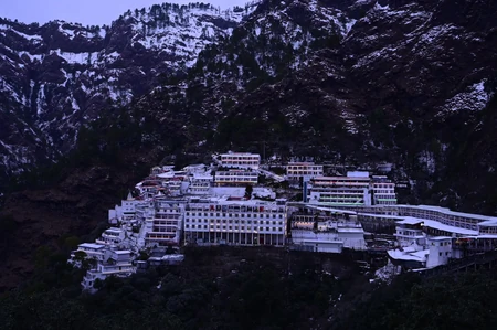 भारी बारिश और भूस्खलन का अलर्ट: माता वैष्णो देवी की यात्रा अस्थायी रूप से रोकी गई