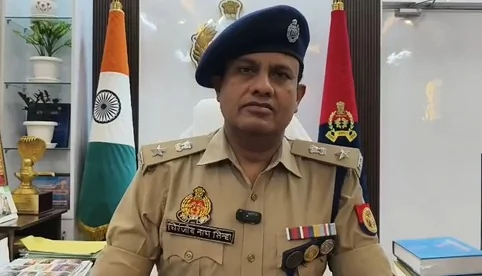 हाथरस: दिवाली से पहले अवैध पटाखा फैक्ट्री पर छापा, 33 टन विस्फोटक सामग्री के साथ 2 गिरफ्तार