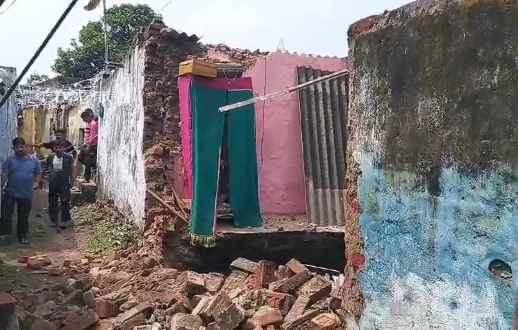 धनबाद: तेज़ धमाके के साथ फिर धंसी ज़मीन, दो मकान पूरी तरह ज़मींदोज़, कई परिवार प्रभावित