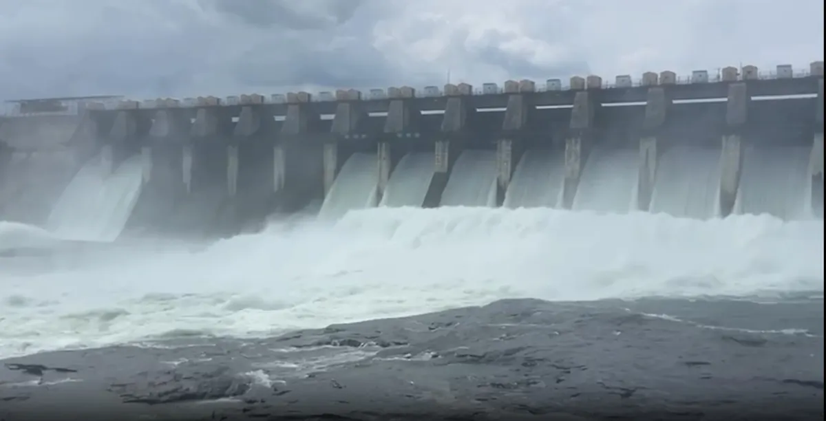 महाराष्ट्र में भारी बारिश: कोयना बांध के गेट खोले गए, जलगांव का गिरना डैम भी लबालब