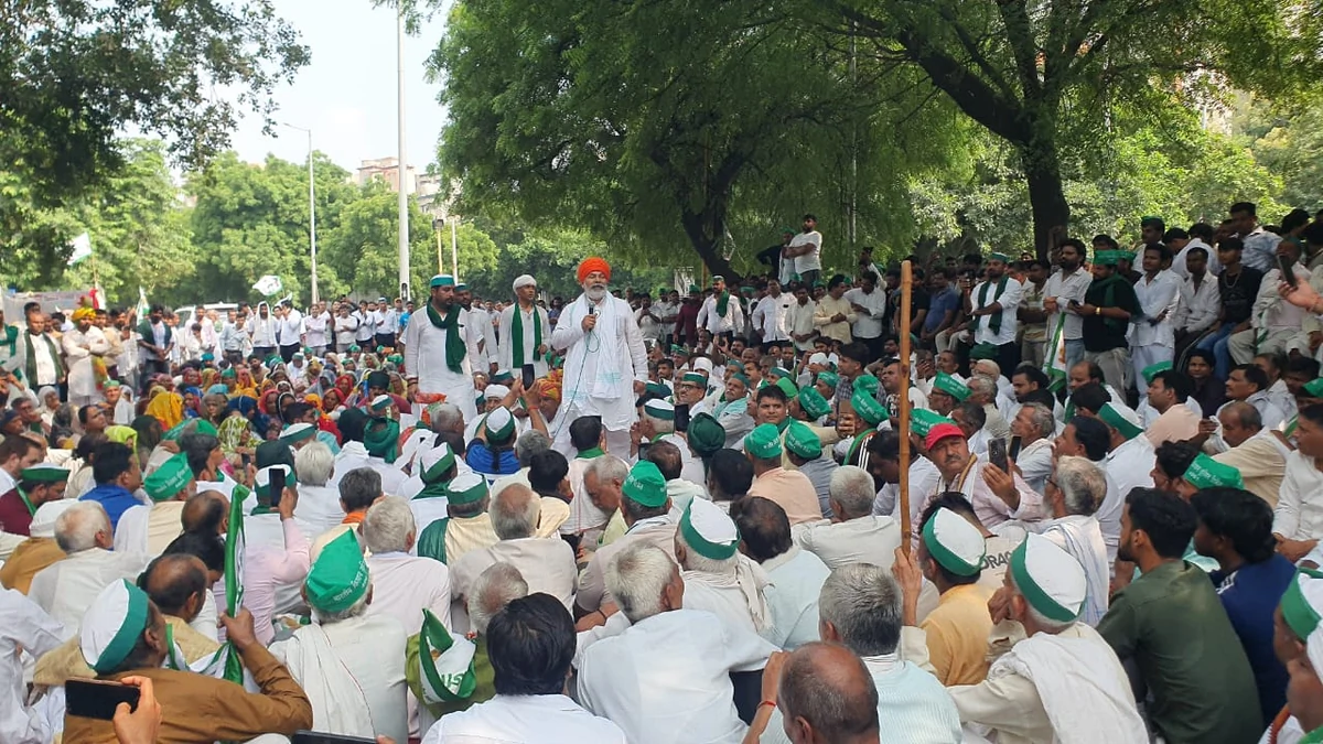 गौतम बुद्ध नगर: राकेश टिकैत की अगुवाई में किसानों का धरना जारी, प्राधिकरणों के बाहर डेरा