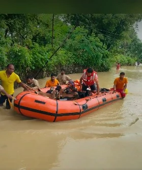 ओडिशा में बाढ़: राहत और बचाव के लिए कई सरकारी विभागों ने कसी कमर, हर स्थिति पर पैनी नज़र