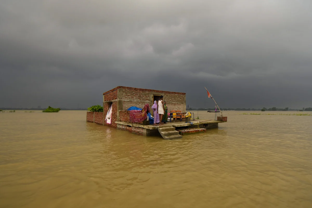 पटना में गंगा ने तोड़ा रिकॉर्ड, जलस्तर खतरे के निशान पार, कई जिलों में बाढ़ का अलर्ट