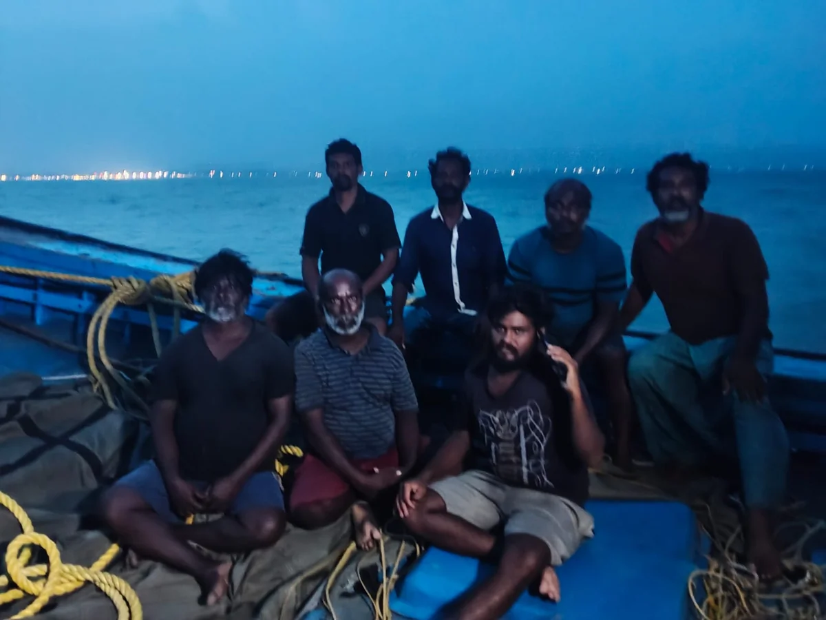 25 दिन समुद्र में फंसे रहने के बाद आंध्र प्रदेश के सात मछुआरे सुरक्षित घर लौटे