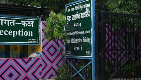 नोएडा: सीवर सफाई के दौरान सफाईकर्मी की मौत, जूनियर इंजीनियर बर्खास्त, ठेकेदार पर FIR