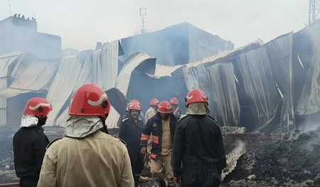 दिल्ली: फतेहपुर बेरी के टेंट गोदाम में लगी आग, संकरी गलियों के कारण दमकल को हुई भारी मशक्कत