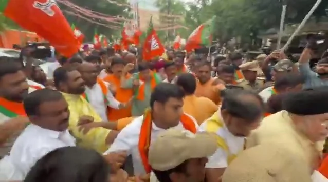 हैदराबाद: NEET विवाद पर सड़क पर भिड़े BJP-कांग्रेस कार्यकर्ता, पथराव और लाठीचार्ज में कई घायल