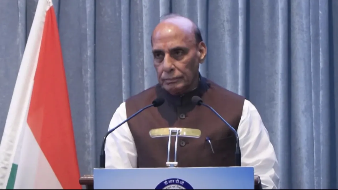 भारत रक्षा आयातक से निर्यातक बनने की ओर: रक्षा मंत्री ने आत्मनिर्भरता के लिए बताई नई रणनीति