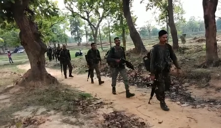 छत्तीसगढ़: आत्मसमर्पण कर चुके माओवादियों की सूचना पर सुरक्षाबलों को मिली बड़ी सफलता, भारी मात्रा में हथियार और सोना ज़ब्त