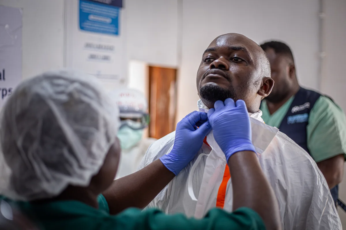 DR Congo में इबोला: मामले घटे पर खतरा टला नहीं, 7200 से ज़्यादा लोग संक्रमित