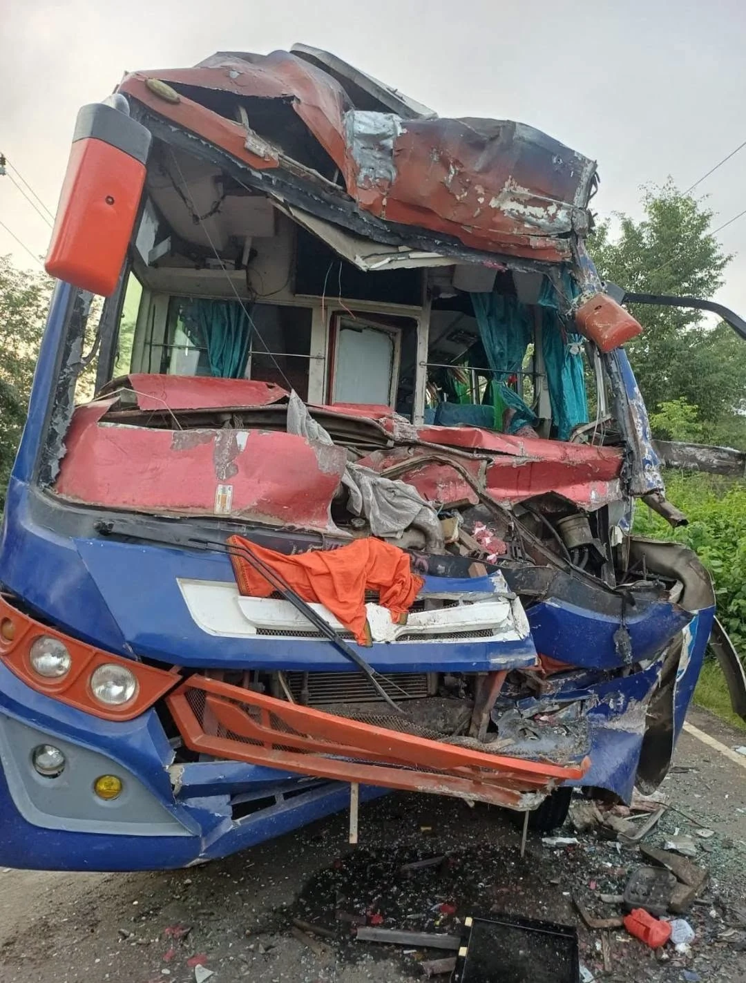 झारखंड: कोडरमा में कांवड़ियों की बस और ट्रक में भीषण टक्कर, 12 वर्षीय बच्चे समेत तीन की मौत