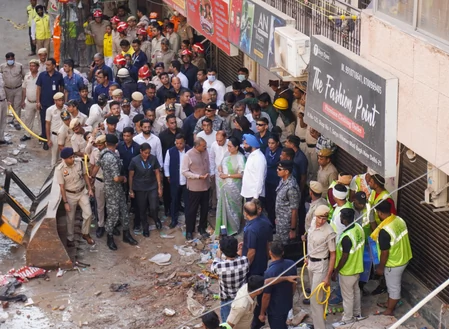 सत्य निकेतन इमारत हादसा: दिल्ली नगर निगम के 5 अधिकारी निलंबित, मालिक के खिलाफ FIR