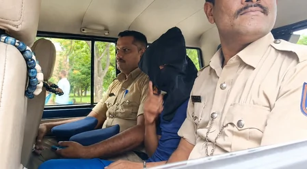कर्नाटक: आतंकी साजिश का आरोपी मेडिकल जांच के दौरान मीडिया को देख करने लगा भड़काऊ इशारे