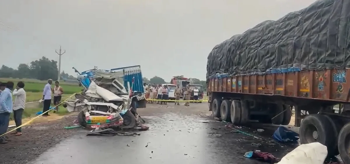 कासगंज: अस्थि विसर्जन के लिए जा रहे श्रद्धालुओं की गाड़ी ट्रक से टकराई, 3 की मौत, 23 घायल
