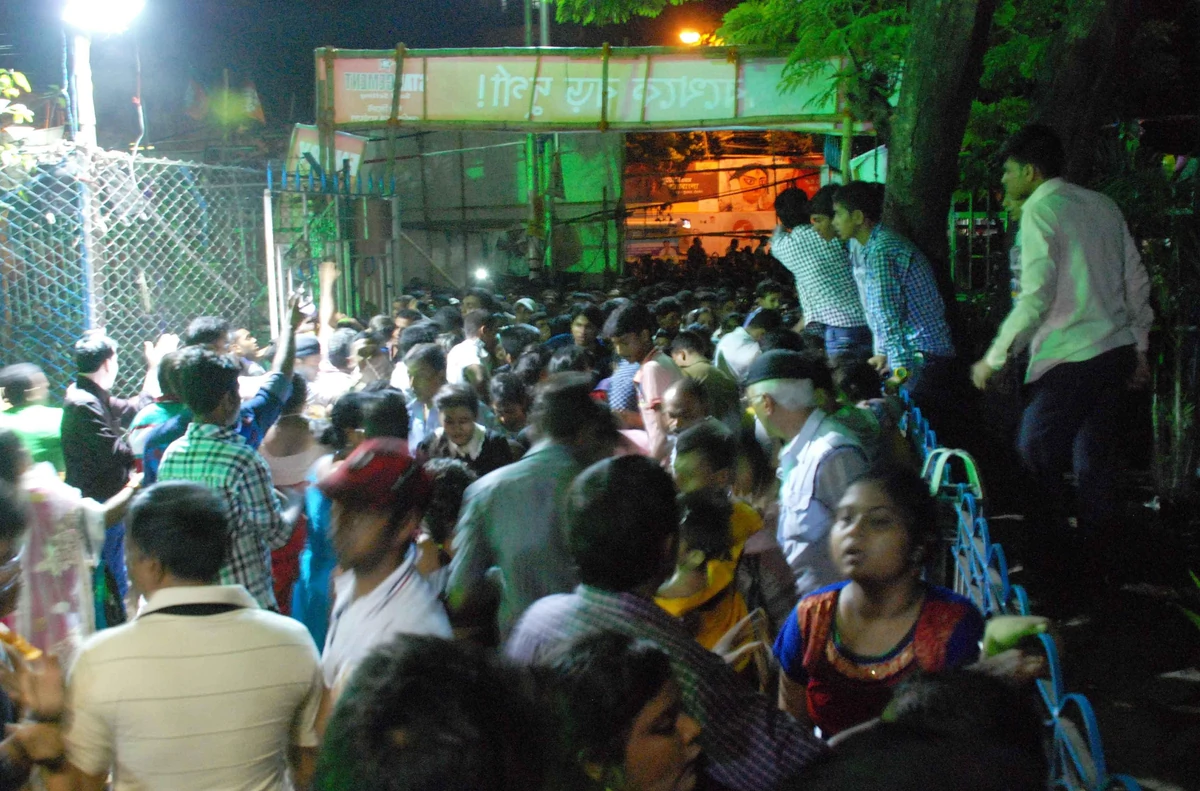 कोलकाता पंडाल हादसा: पीड़ित परिवारों को 25 लाख रुपये और नौकरी, SIT करेगी जांच