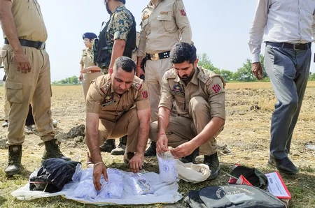 जम्मू: सीमा पार से ड्रोन के जरिए ड्रग्स और हथियार भेजने का मामला, पुलिस ने दो लोगों को किया गिरफ्तार